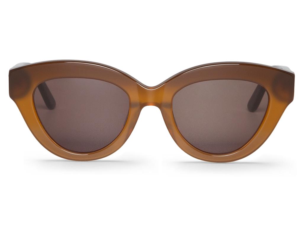 Óculos de sol castanhos com lentes escuras e formato arredondado