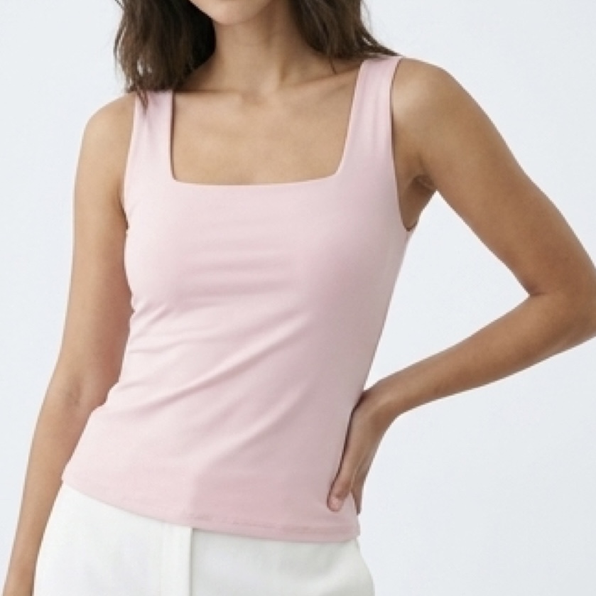 Camisola rosa clara com alças largas e decote quadrado