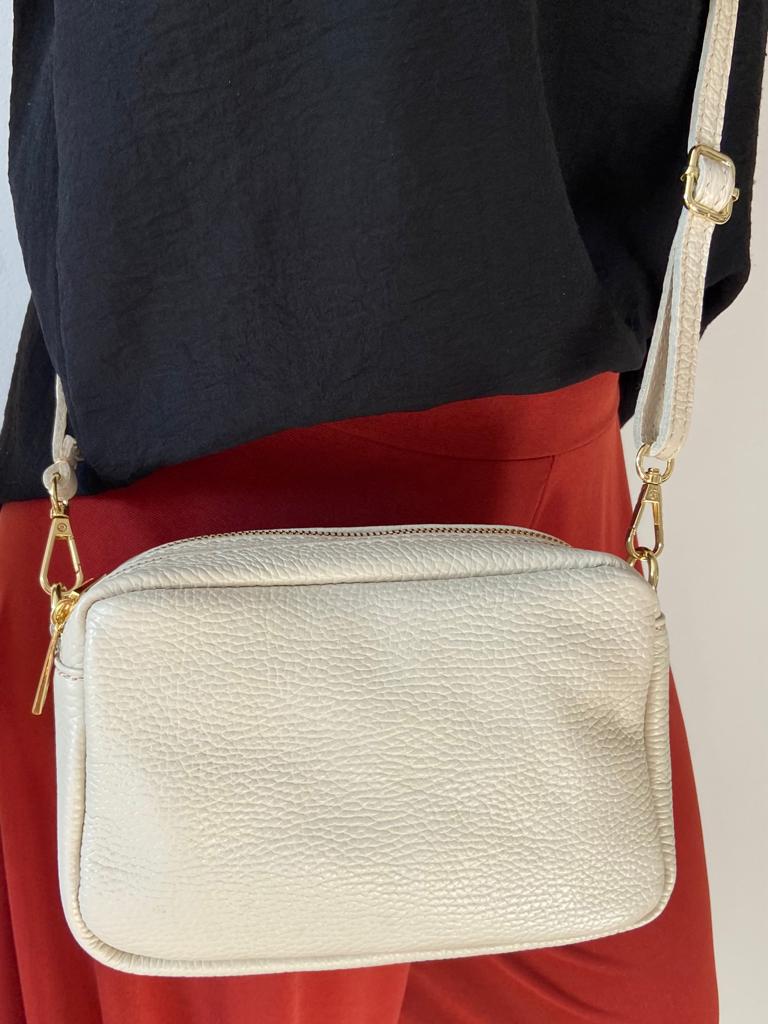 Mala pequena de ombro branca em pele texturada com correia ajustável