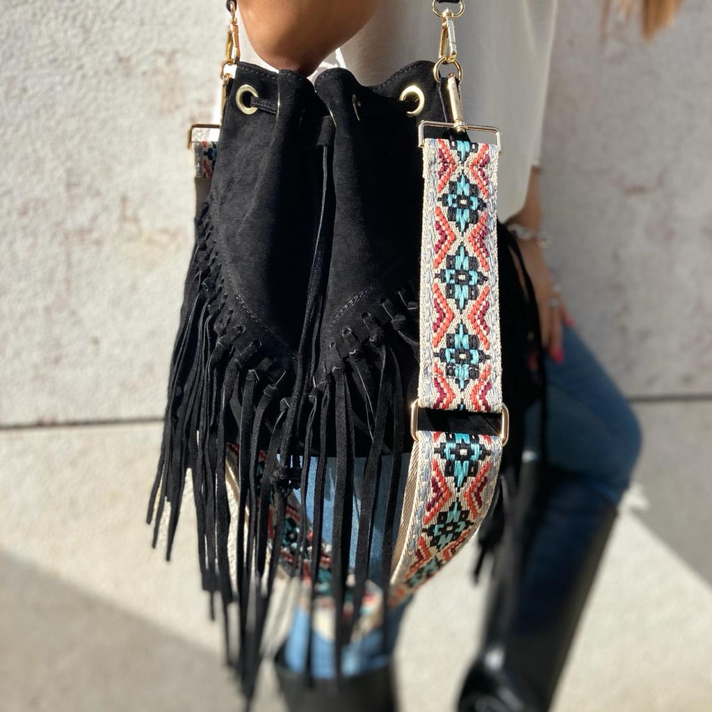 Mala preta de camurça com franjas e alça larga colorida com padrão geométrico