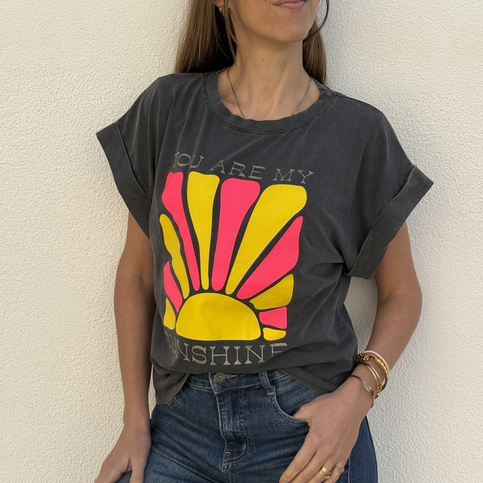 T-shirt cinza escura com estampa colorida e texto