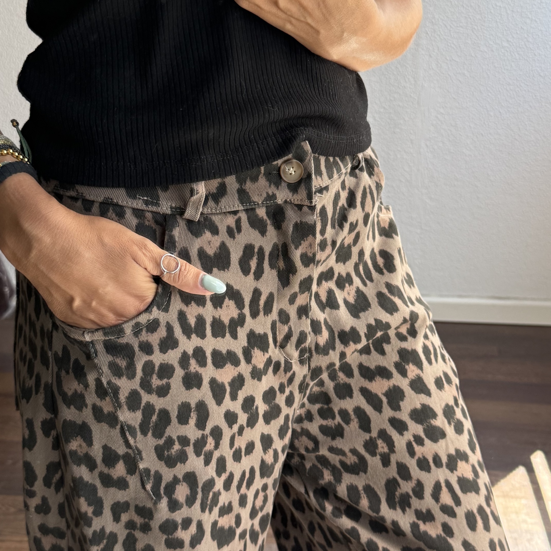 Calças com padrão animal print e camisola preta de malha canelada