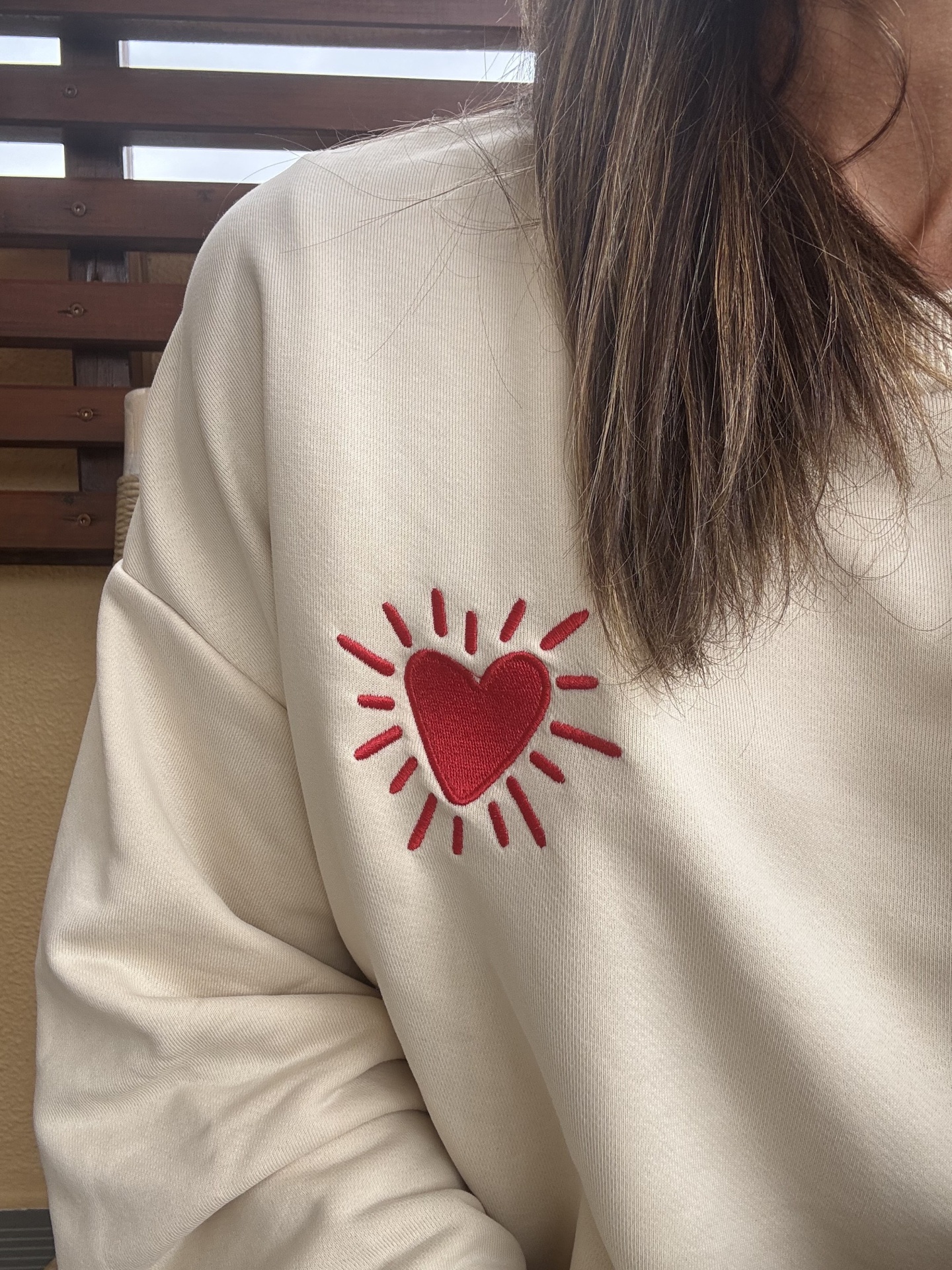 Sweatshirt branca com coração vermelho bordado