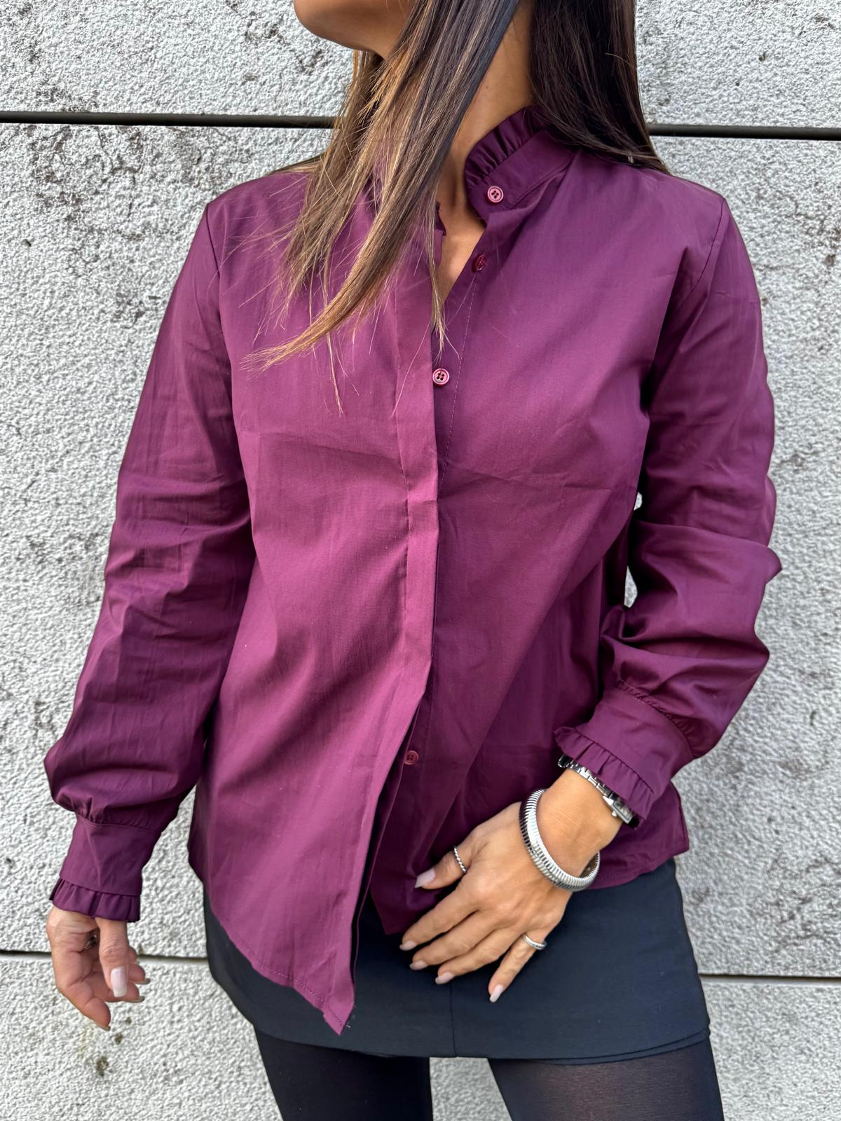 Camisa bordeaux feminina com botões e gola alta com folhos