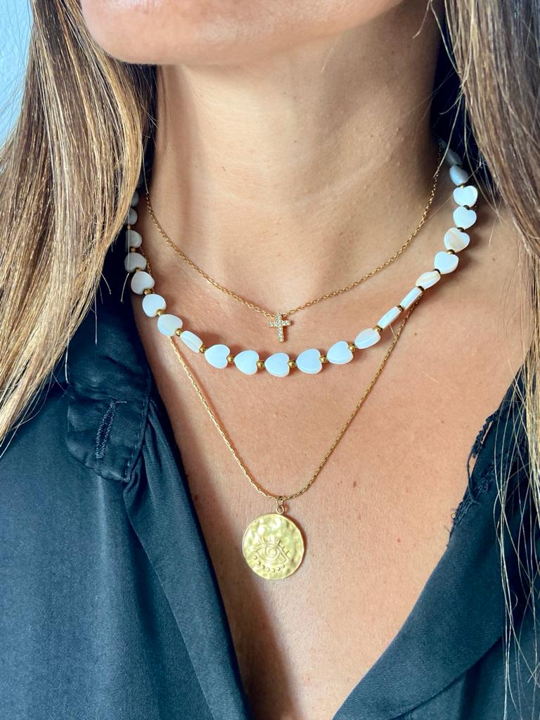 Colar triplo feminino com pendente redondo, cruz e contas brancas em coração