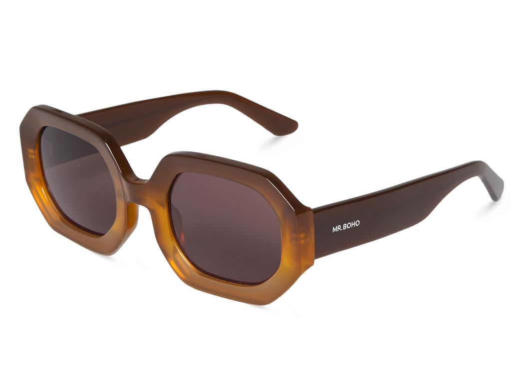 Óculos de sol castanhos geométricos grandes com texto MR. BOHO nas hastes