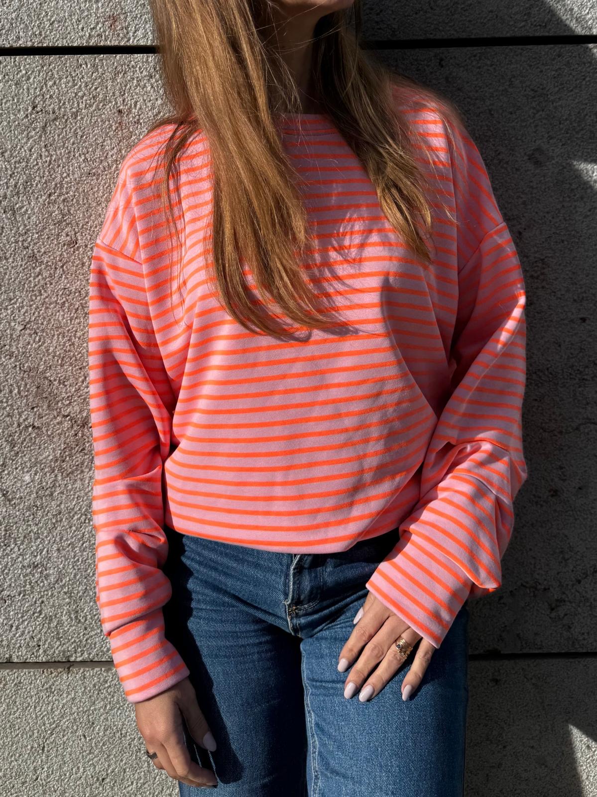 Camisola laranja e rosa às riscas com jeans