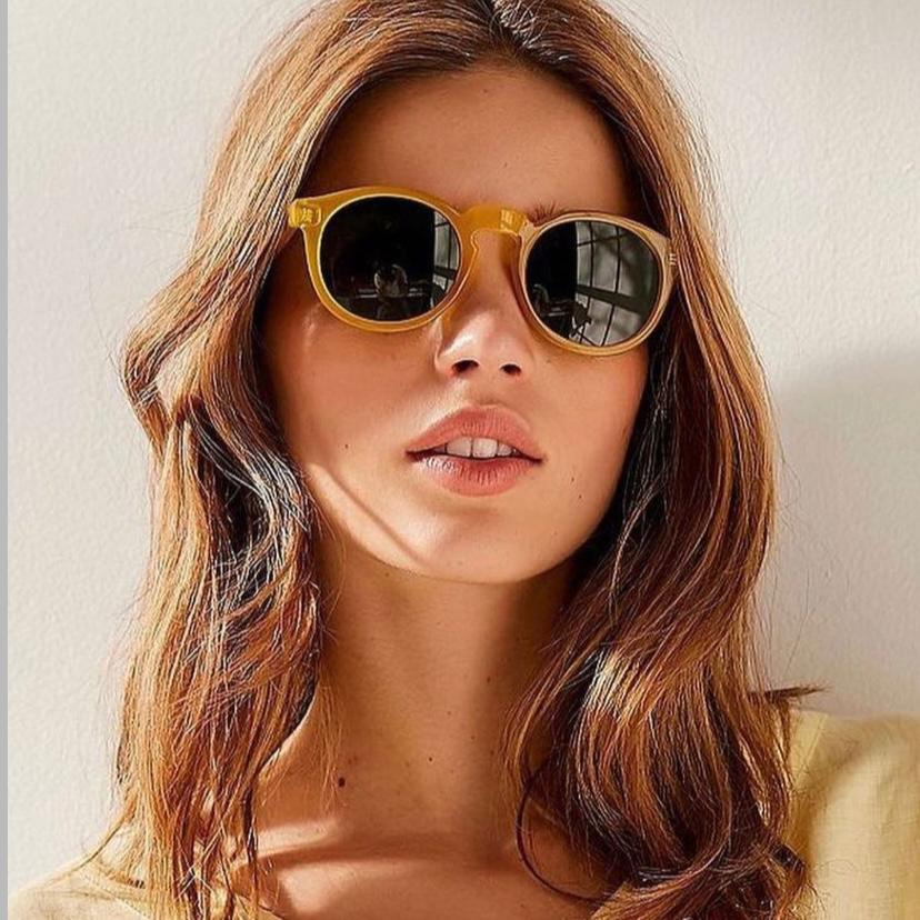 Óculos de sol amarelos translúcidos com lentes espelhadas cinza