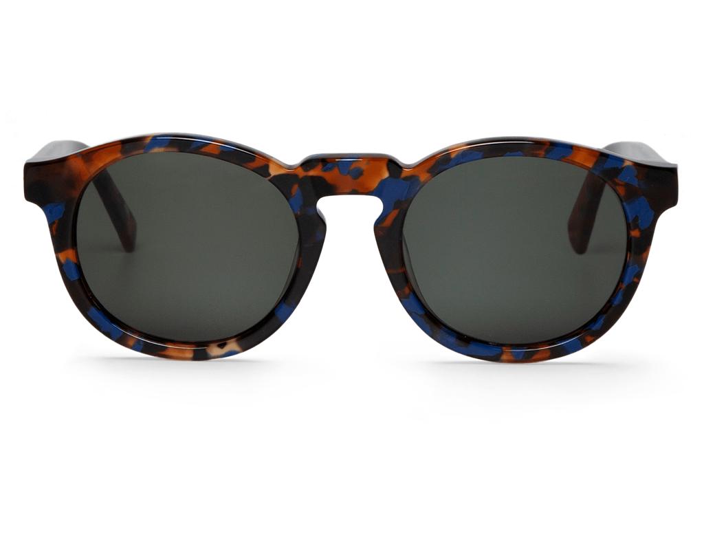 Óculos de sol com armação padrão tartaruga colorida e lentes escuras
