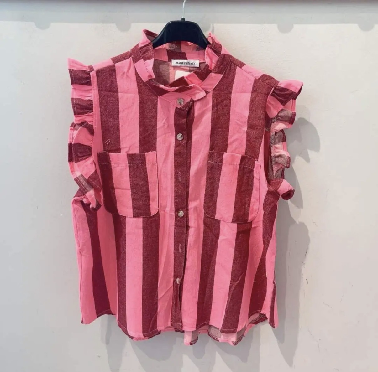 Blusa com riscas verticais rosa e vermelhas com folhos nas mangas e botões frontais