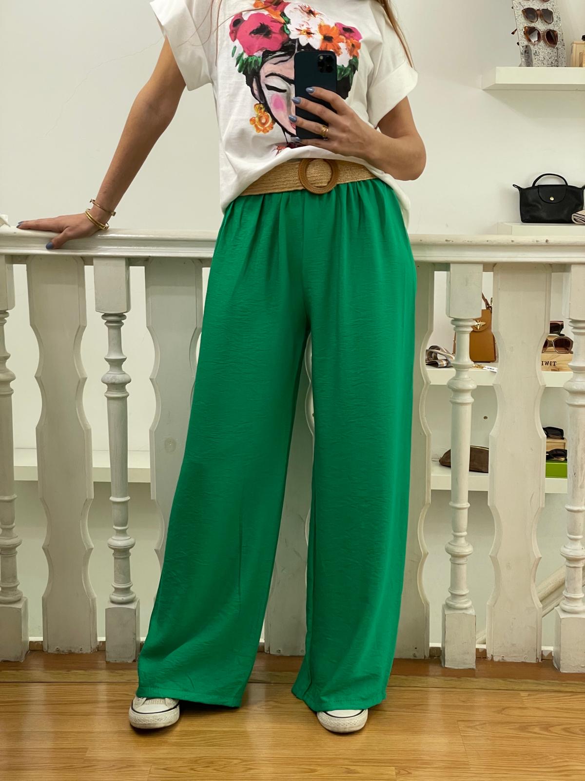 Calças largas verde-esmeralda com cinto bege e t-shirt branca estampada