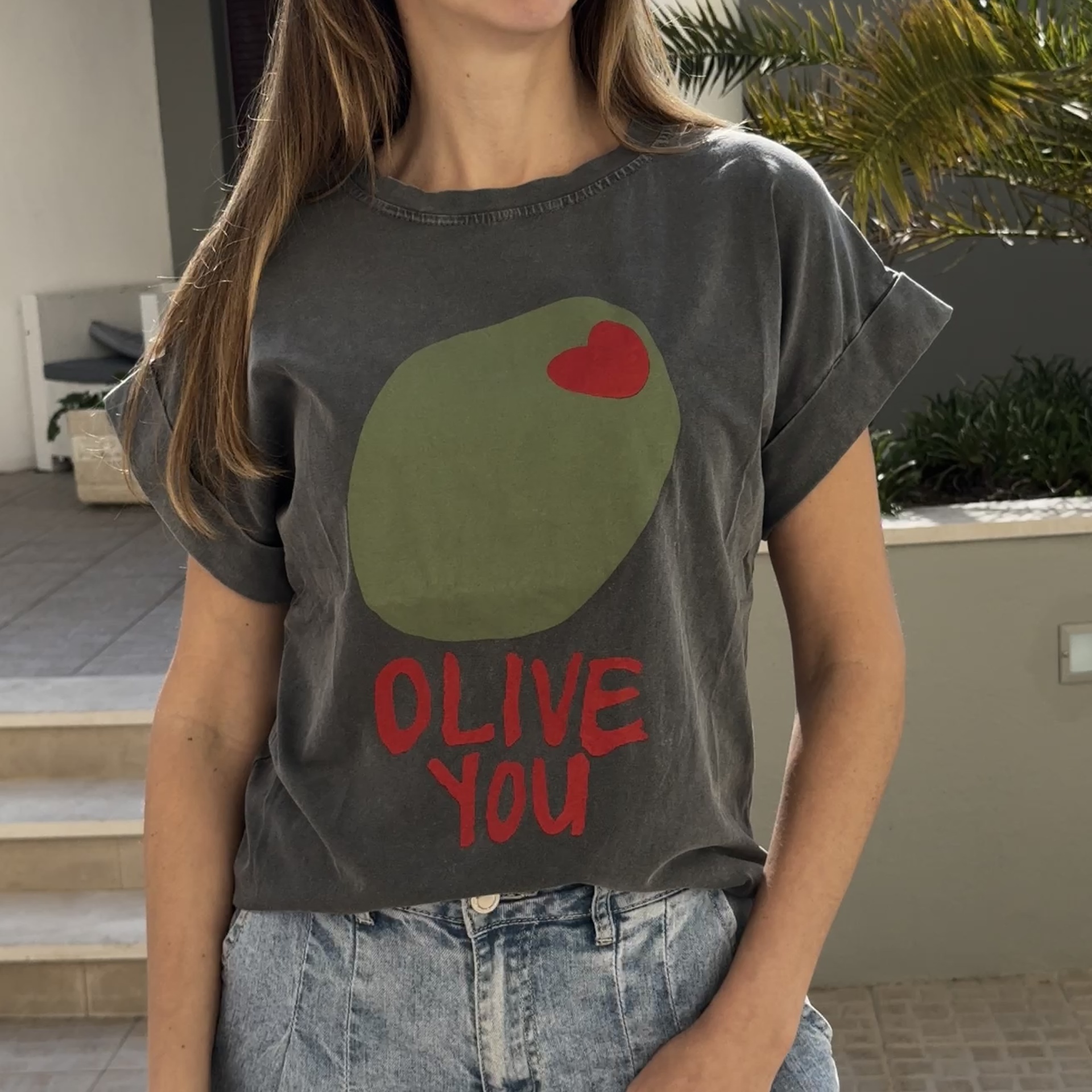 T-shirt cinza escura com estampa de azeitona verde e texto OLIVE YOU.
