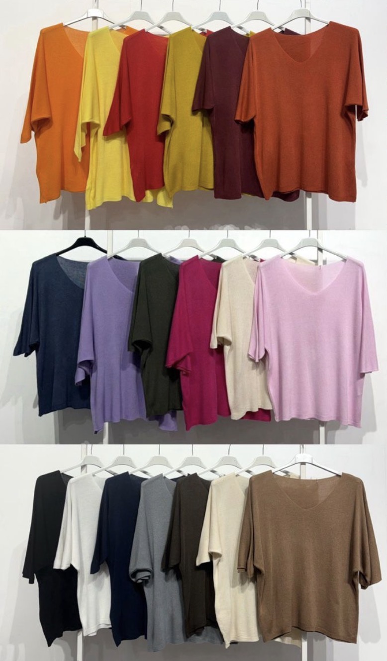Camisolas femininas coloridas de manga curta penduradas