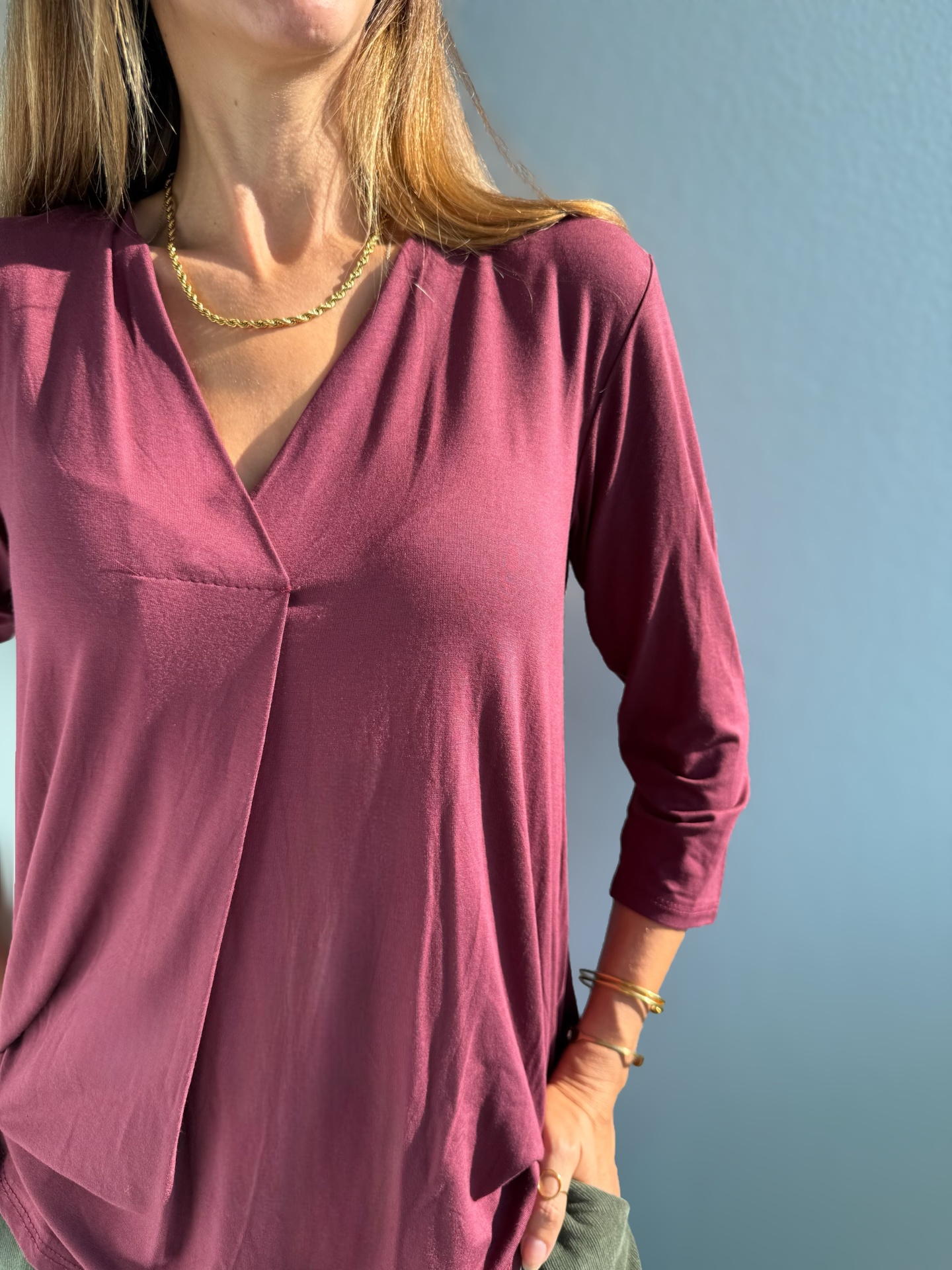 Camisola feminina bordeaux de manga 3/4 com decote em V