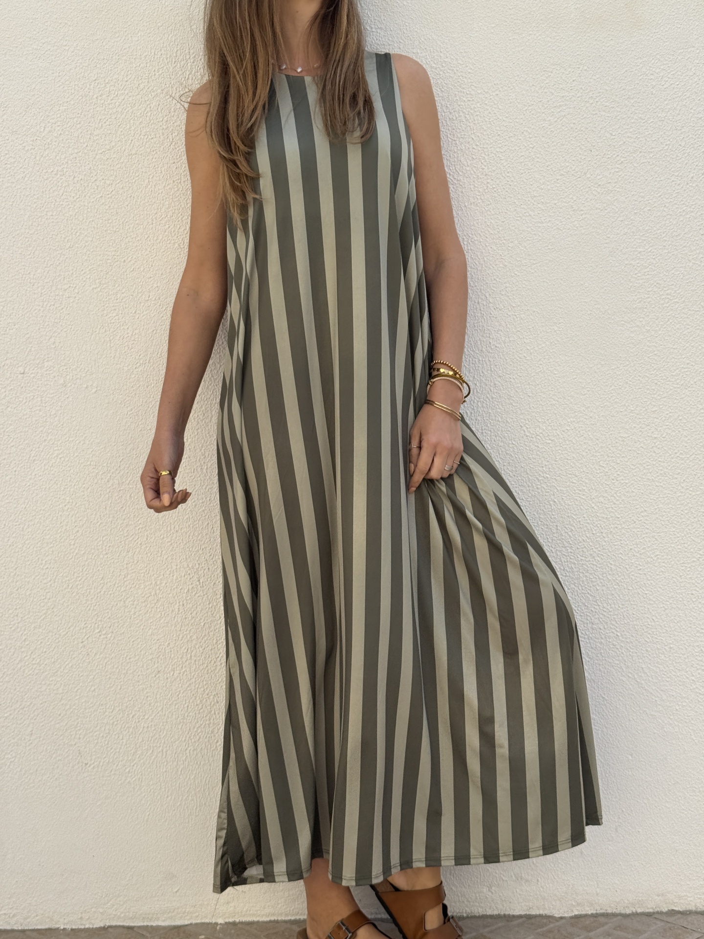Vestido comprido riscas verticais verde e cinza, com acessórios e sandálias castanhas