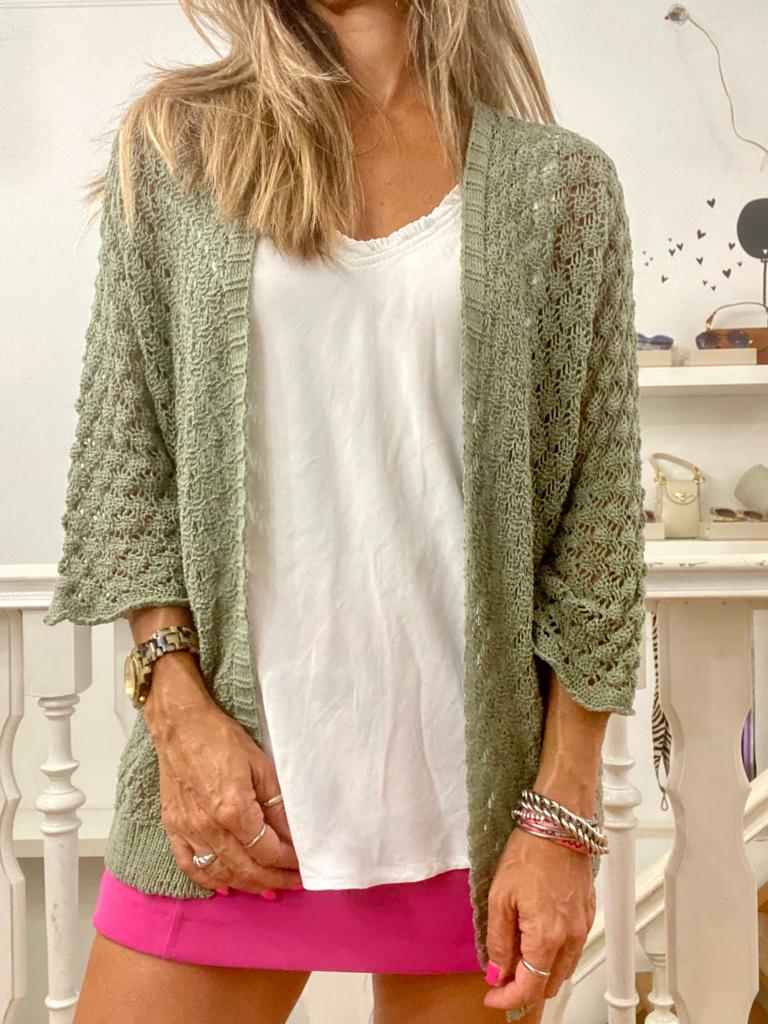 Casaco verde claro de malha aberta com padrão rendado