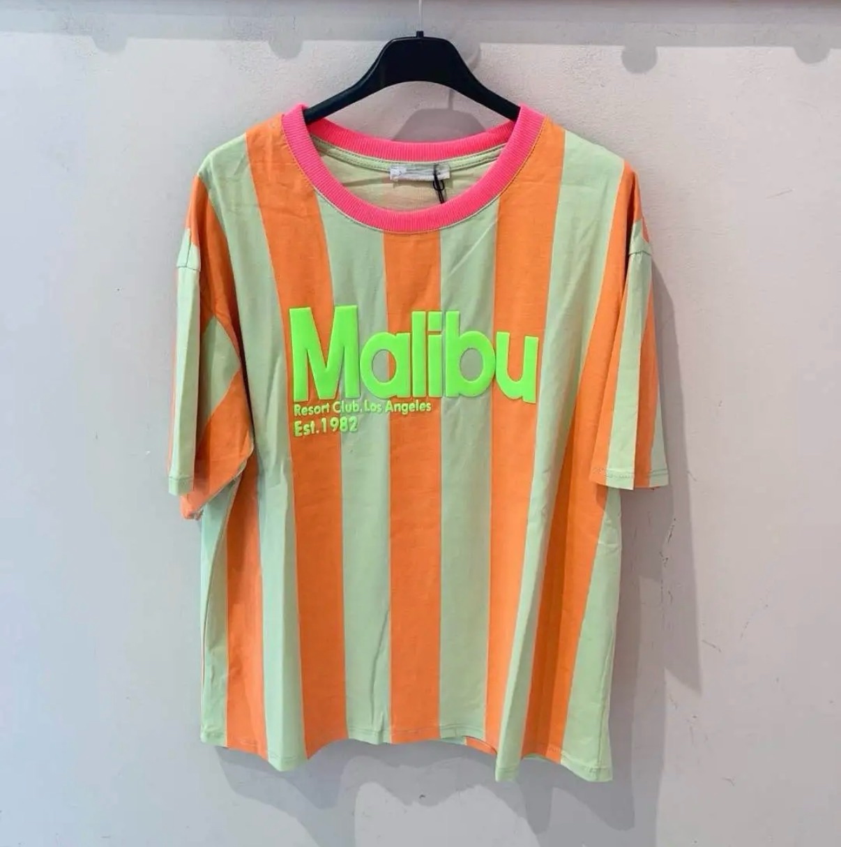 T-shirt riscada laranja e verde com texto Malibu Resort Club, Los Angeles Est. 1982
