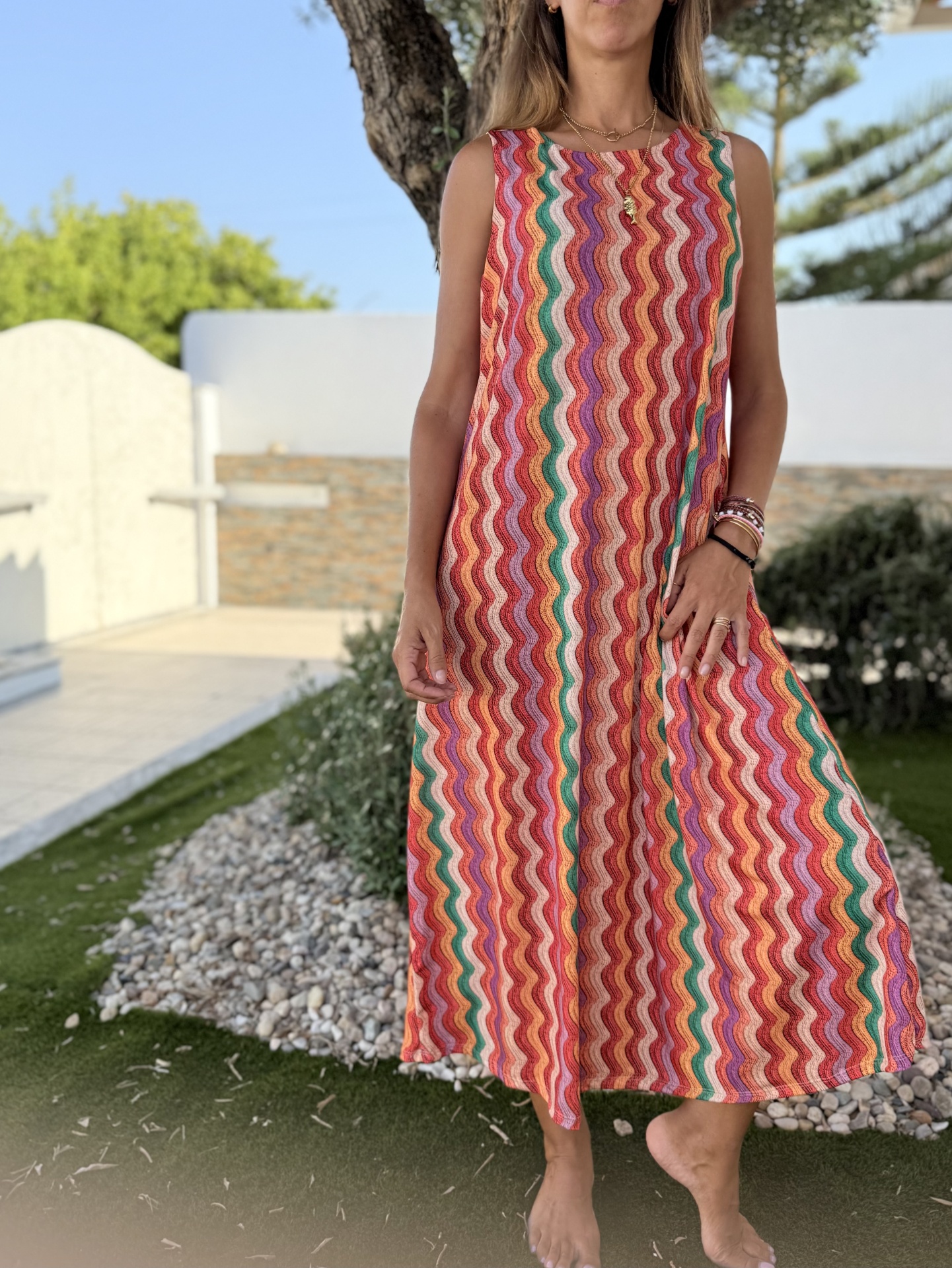 Vestido longo colorido com padrão de ondas usado ao ar livre