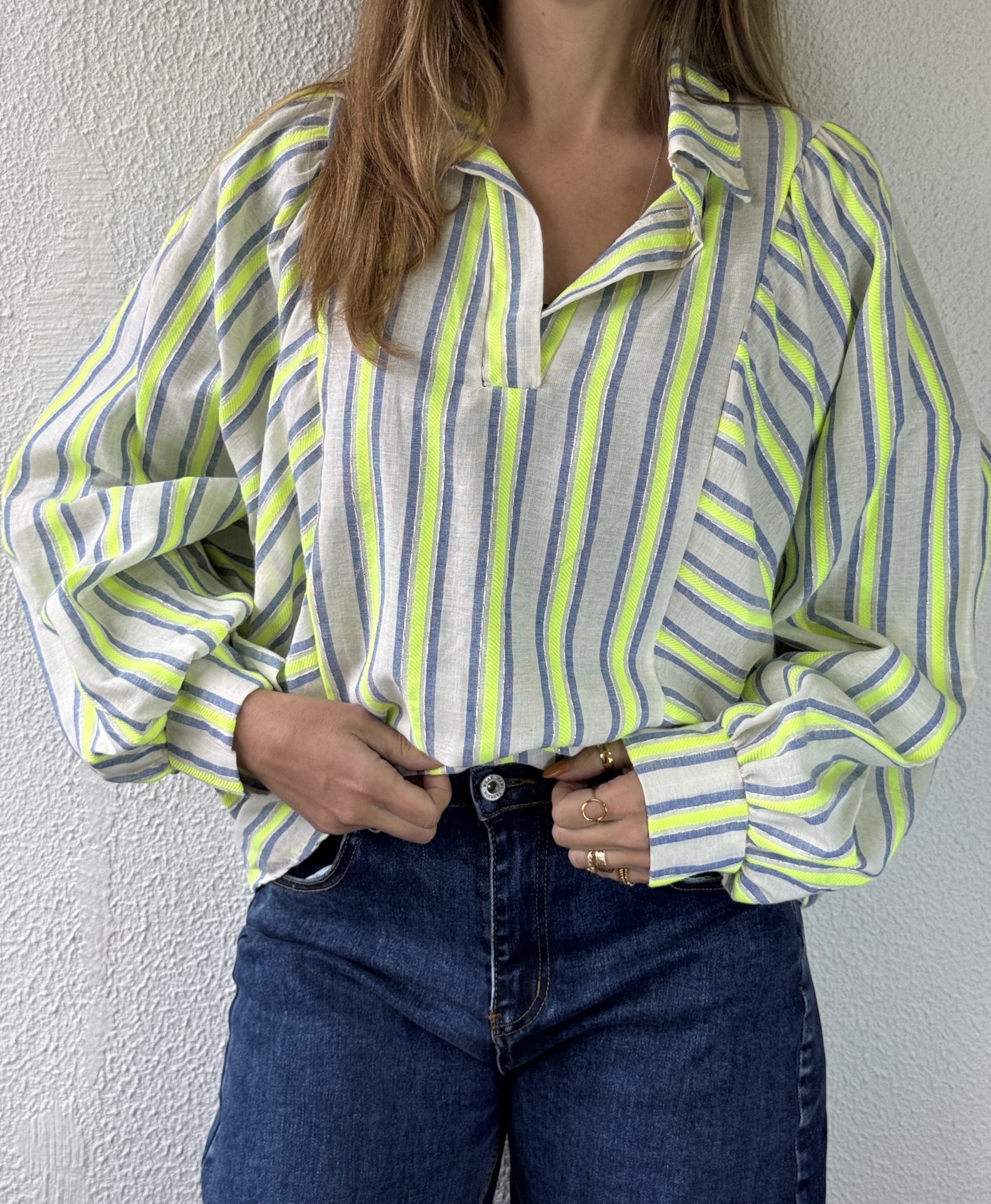 Camisa de riscas brancas, azuis e amarelas com mangas largas e gola aberta