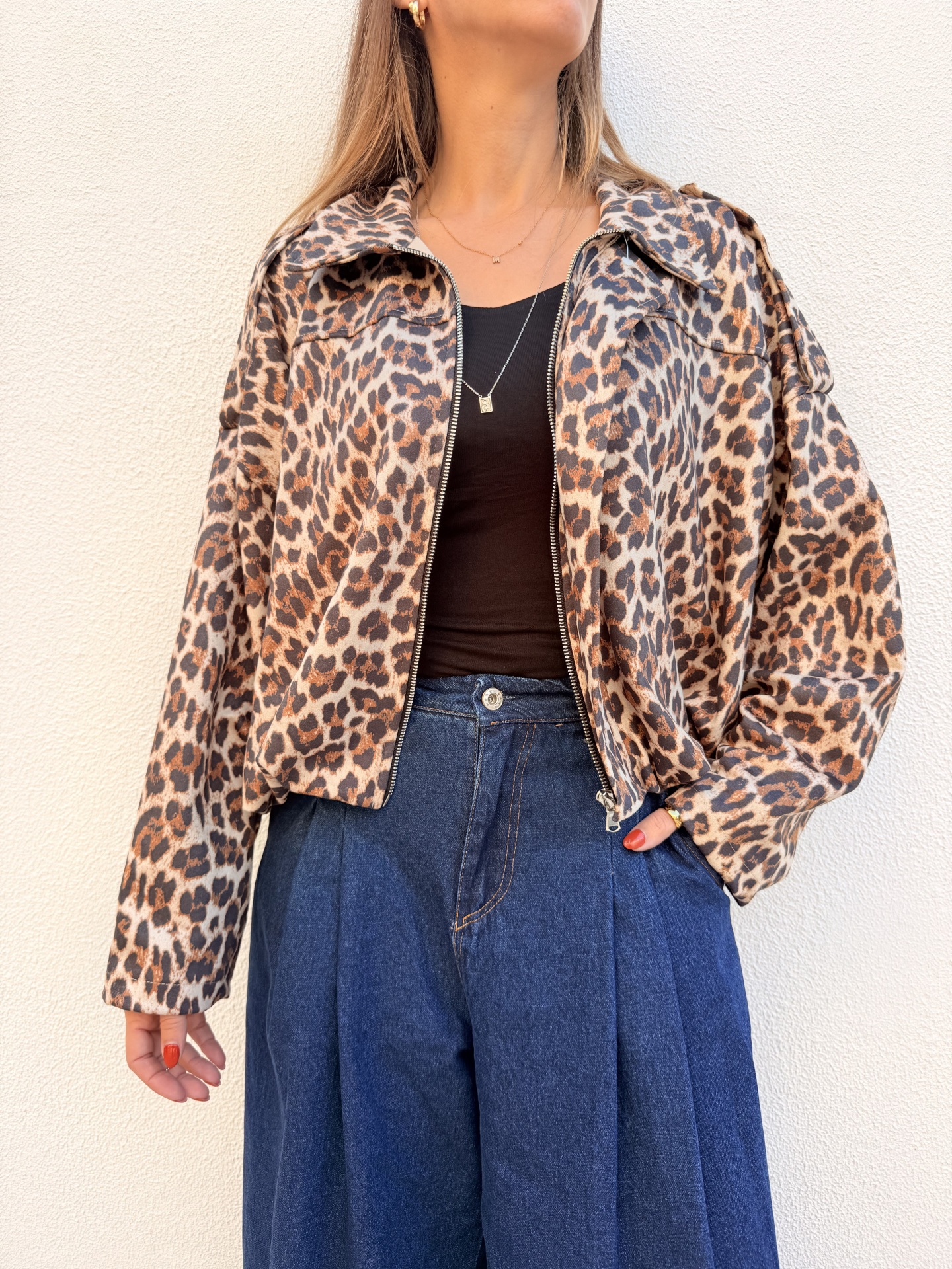 Casaco com padrão de pele de leopardo e calças de ganga largas
