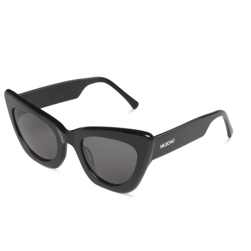 Óculos de sol preto cat eye com lentes escuras e marca MELROJO na haste.