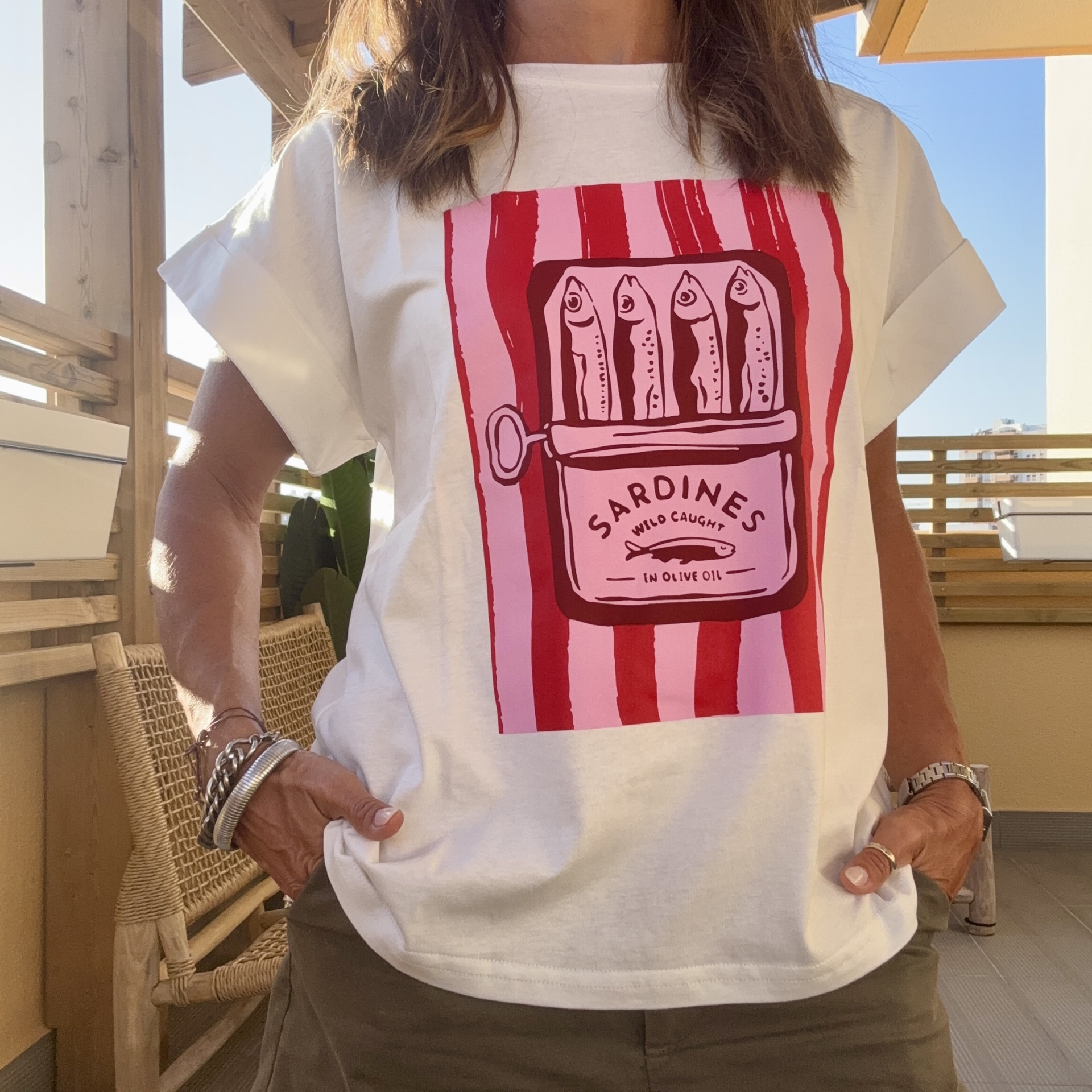 T-shirt branca com estampa de lata de sardinhas cor-de-rosa e vermelha