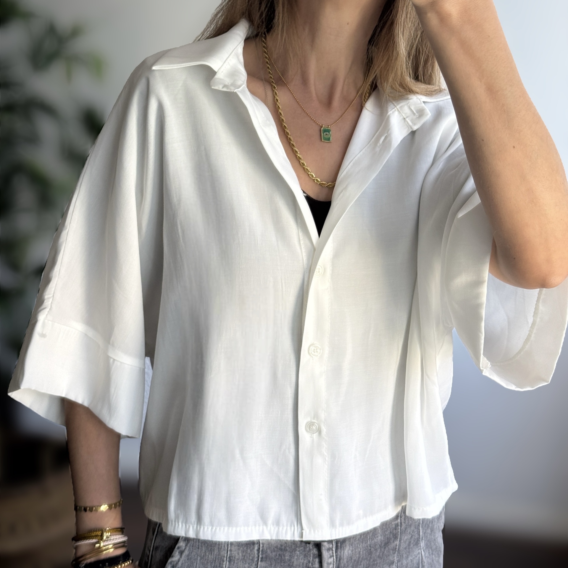 Camisa branca de manga curta larga com botões frontais