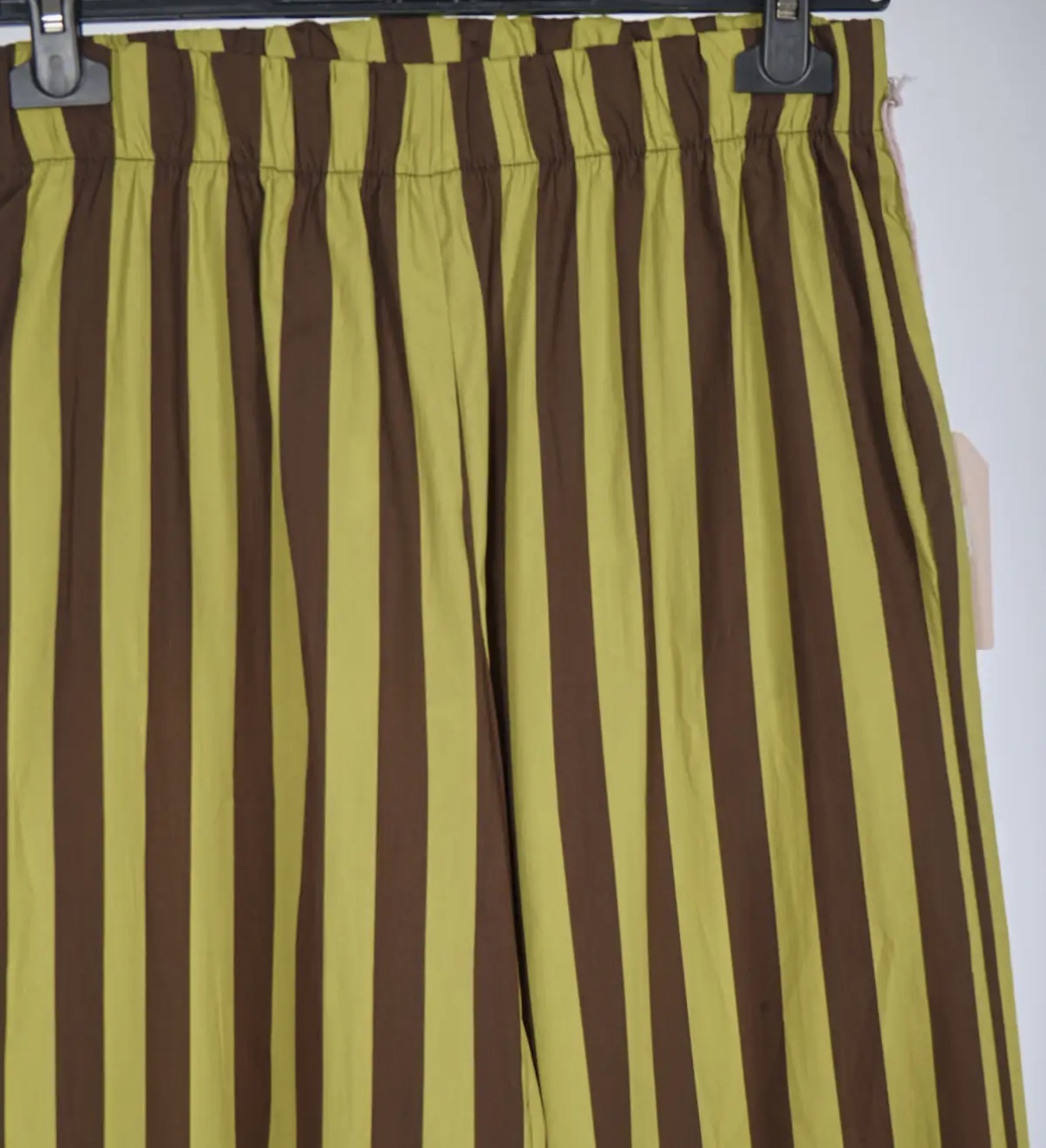 Calças riscas castanho e amarelo com cintura elástica