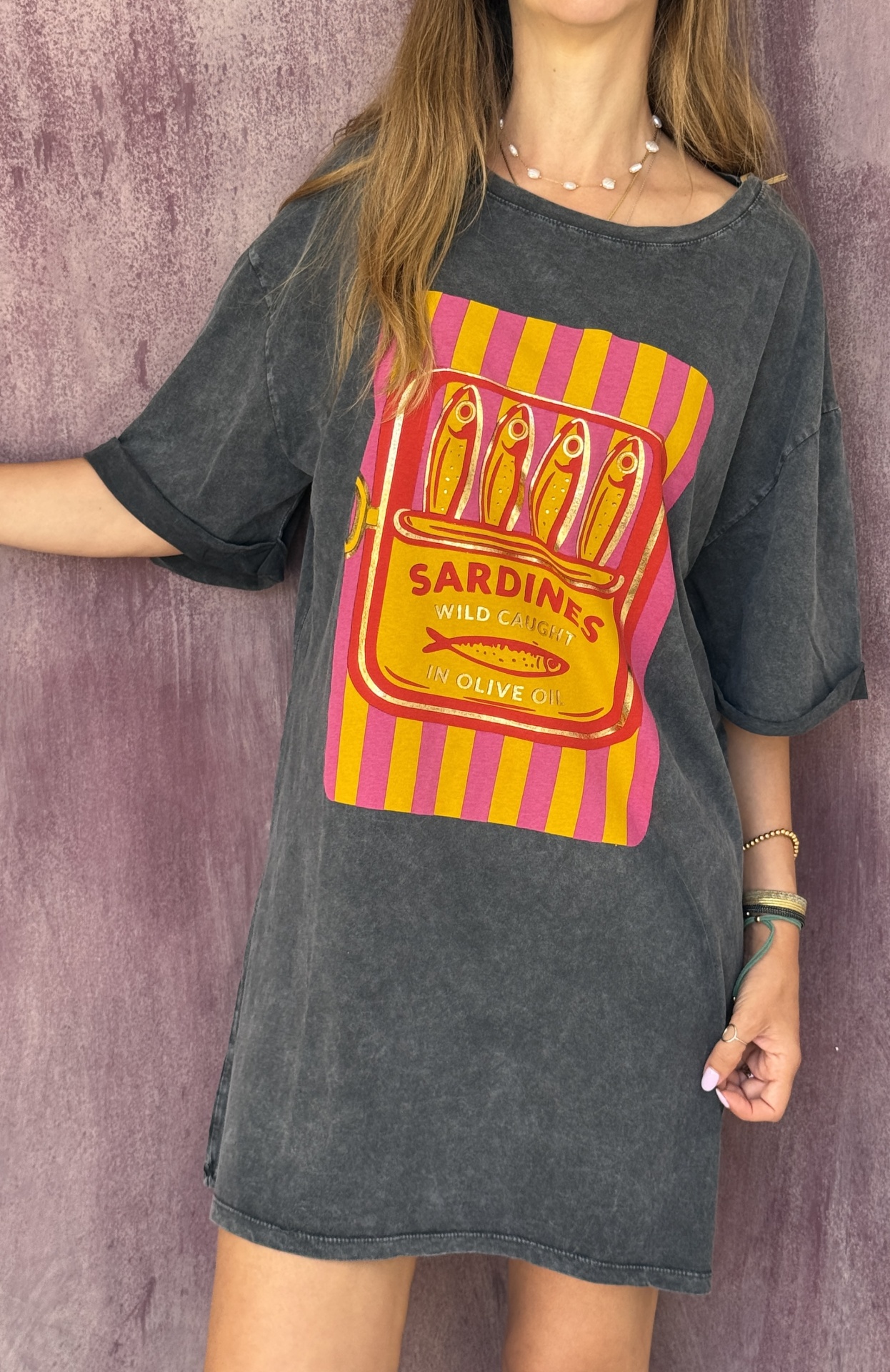 T-shirt cinza com estampa colorida de lata de sardinhas