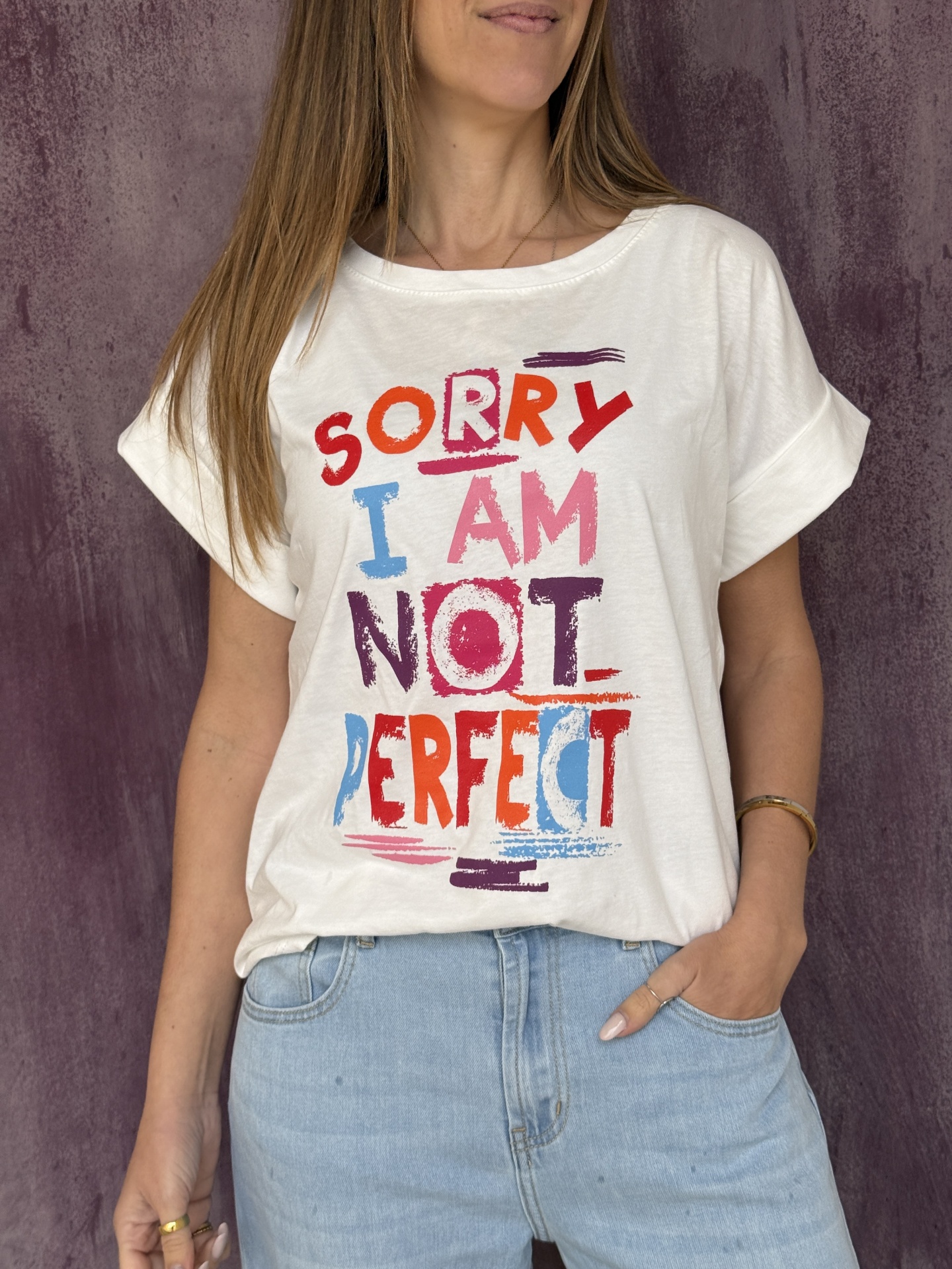 T-shirt branca com mensagem colorida e jeans azul claro