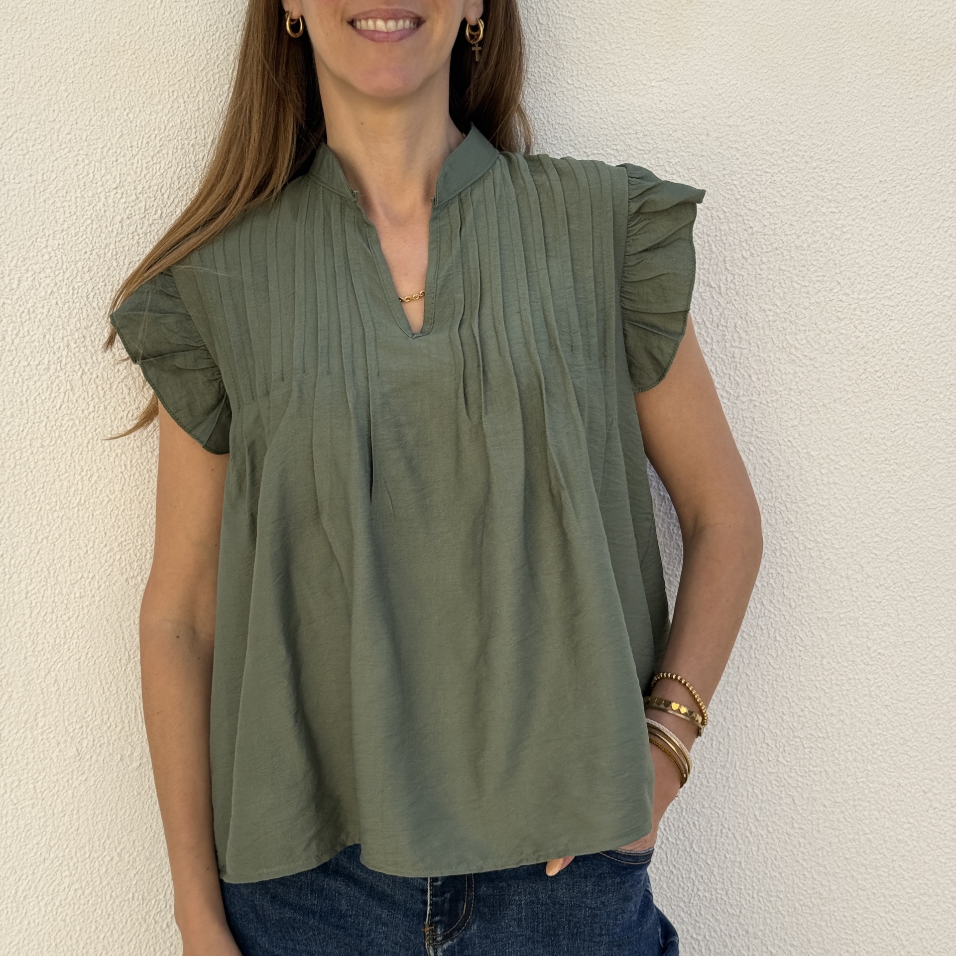 Blusa verde com pregas e folhos nas mangas