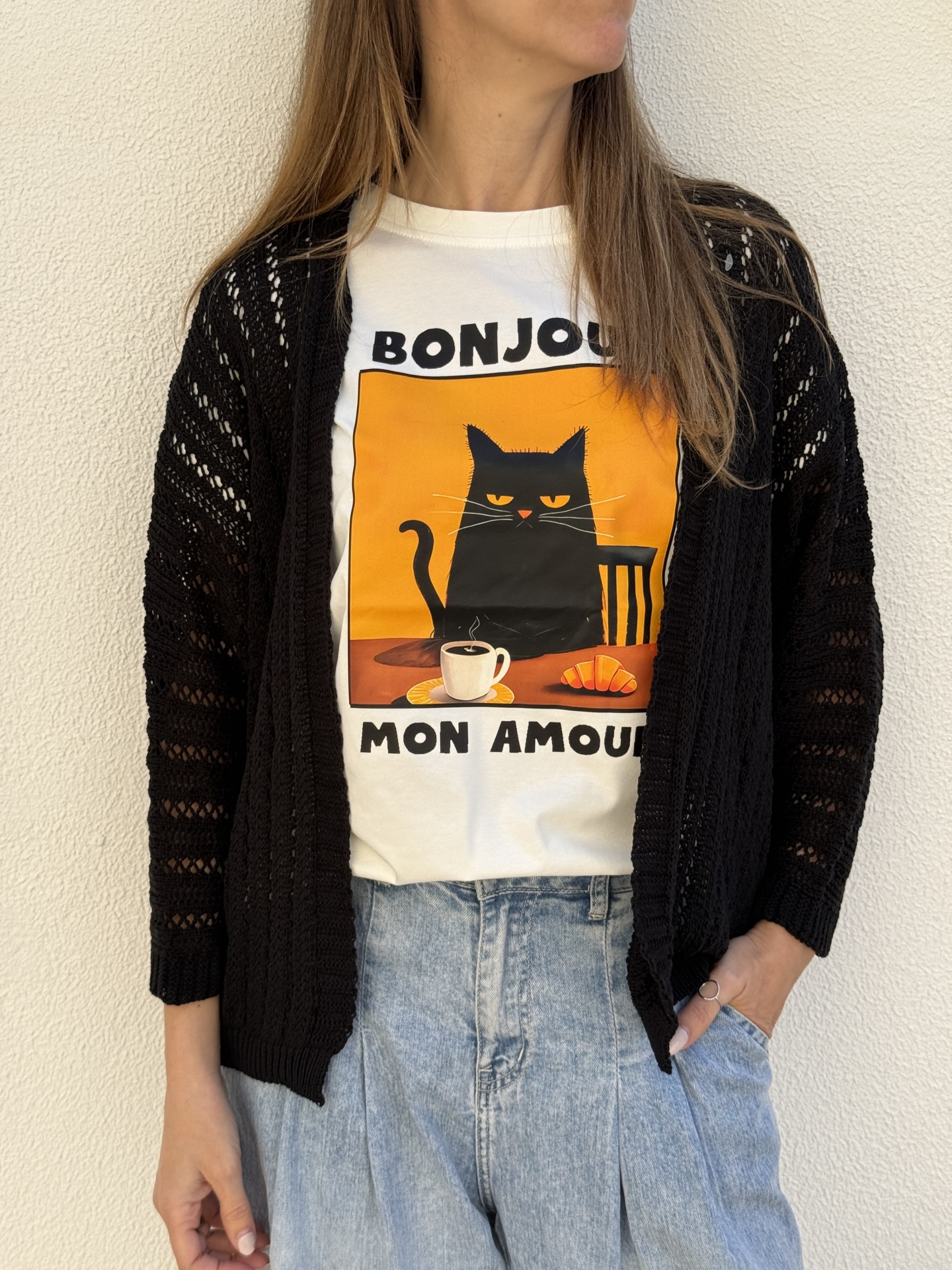 Roupa feminina com t-shirt estampada de gato preto e cardigan preto de malha