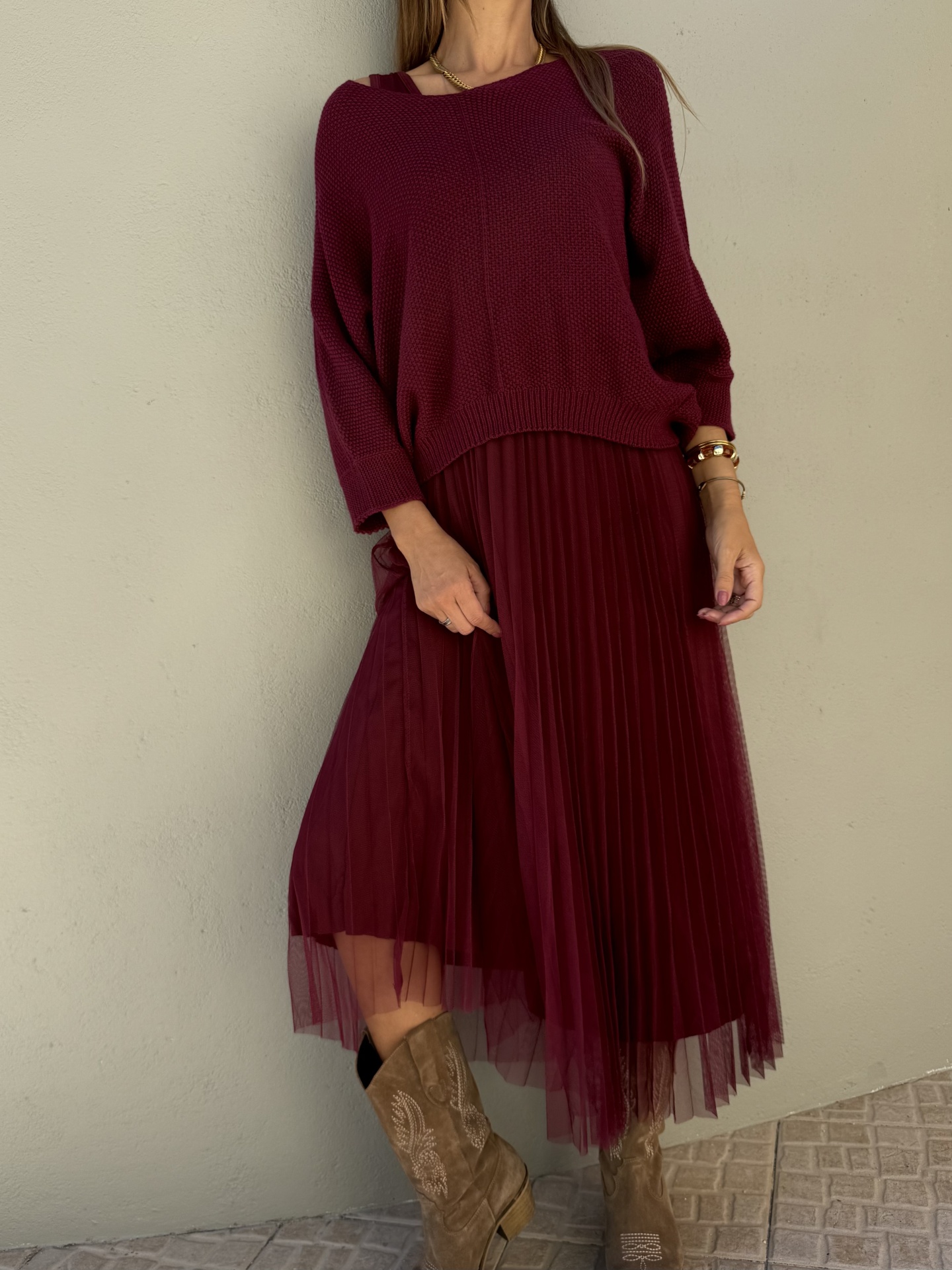 Conjunto de camisola e saia vinho com botas castanhas