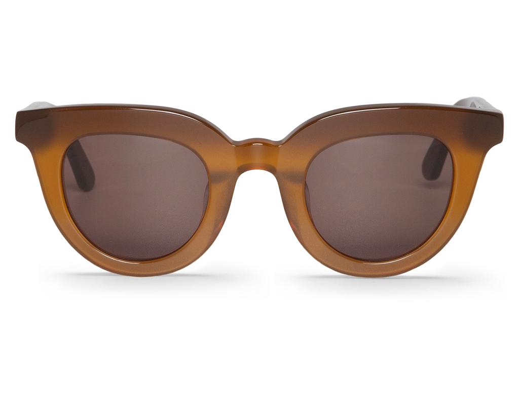 Óculos de sol castanhos com lentes escuras sobre fundo branco