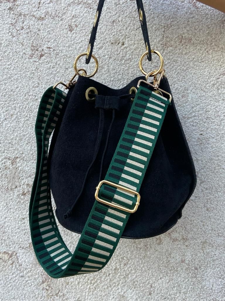 Mala preta tipo saco com alça larga verde de riscas brancas