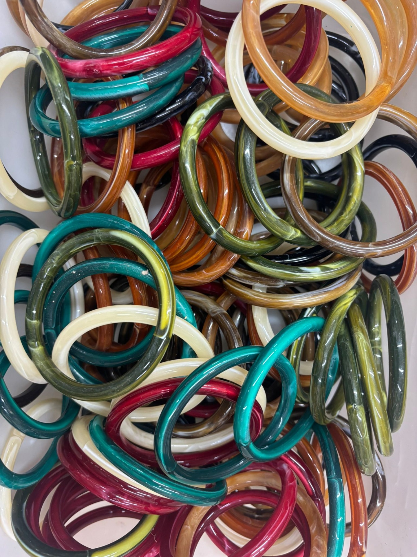 Pulseiras de plástico coloridas empilhadas