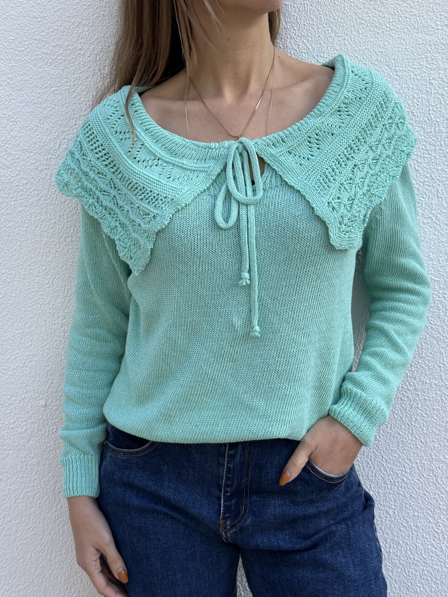 Camisola verde água de malha com colarinho tricotado e calças de ganga azul escuro