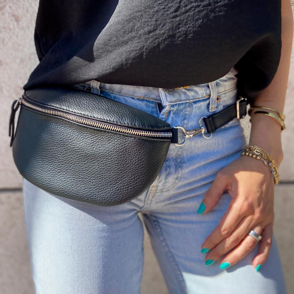 Carteira de cintura preta em pele com fecho prateado e cinto preto