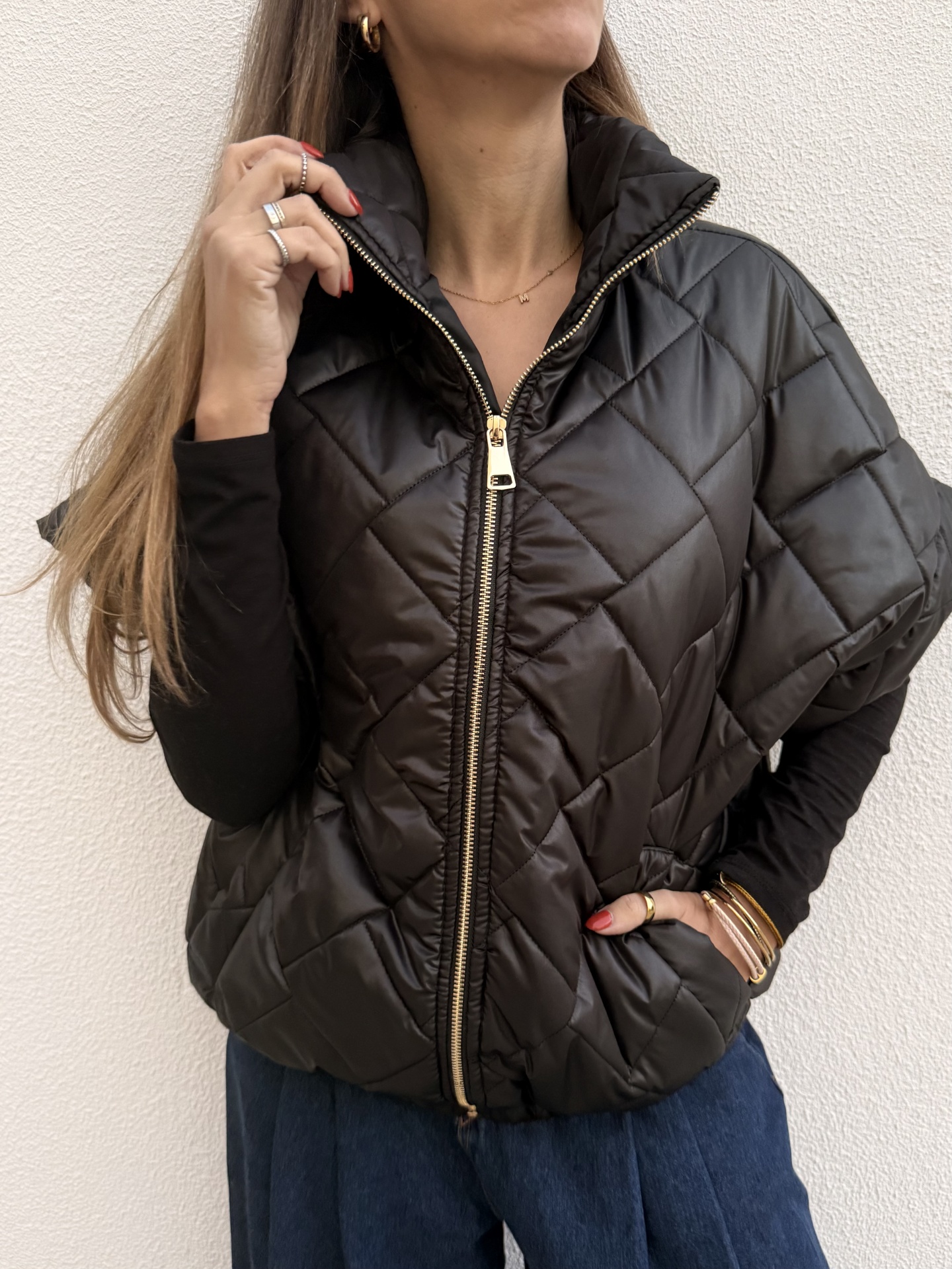 Colete acolchoado preto matelassê com fecho dourado e gola alta