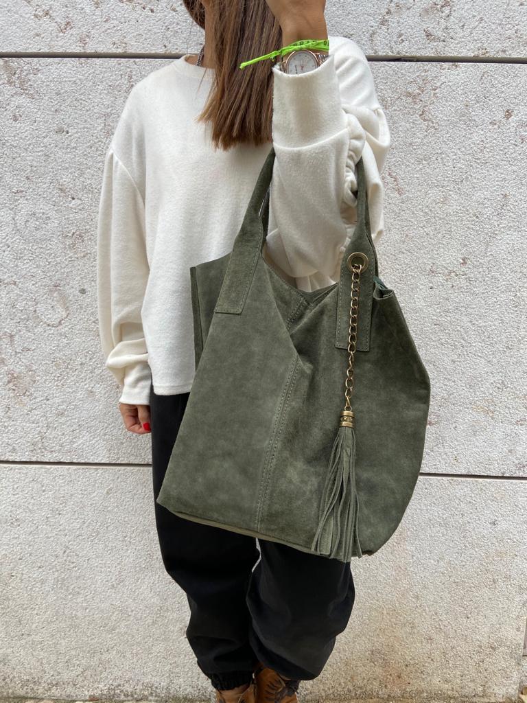 Mala de ombro verde-oliva em camurça com borla e corrente dourada