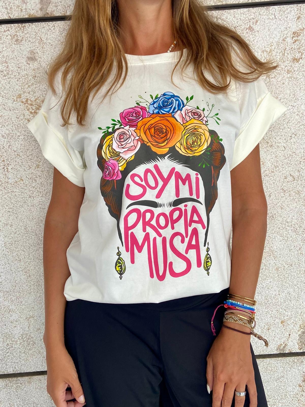 T-shirt branca com ilustração colorida de flores e texto 