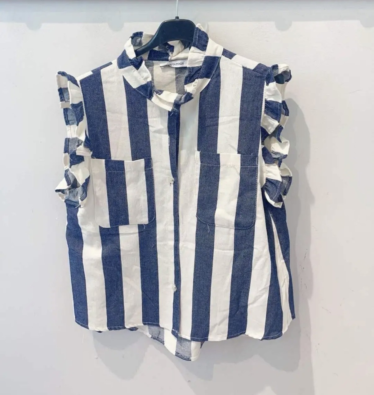 Blusa riscada azul e branca sem mangas com bolsos e folhos nas cavas