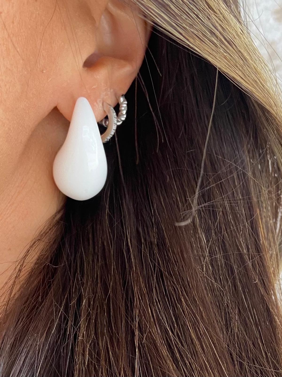 Brinco pendente branco gota e argola prateada na orelha