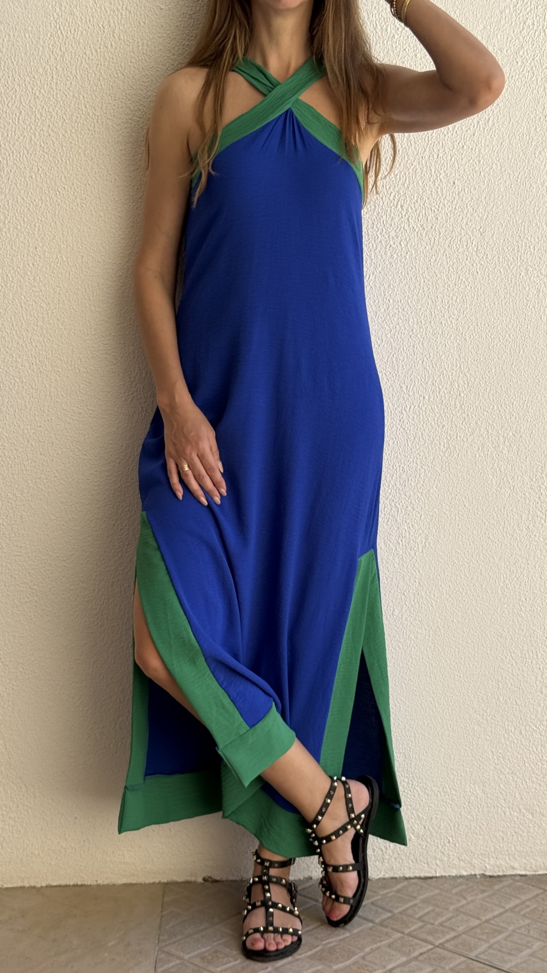 Vestido comprido azul com detalhes verdes e sandálias pretas