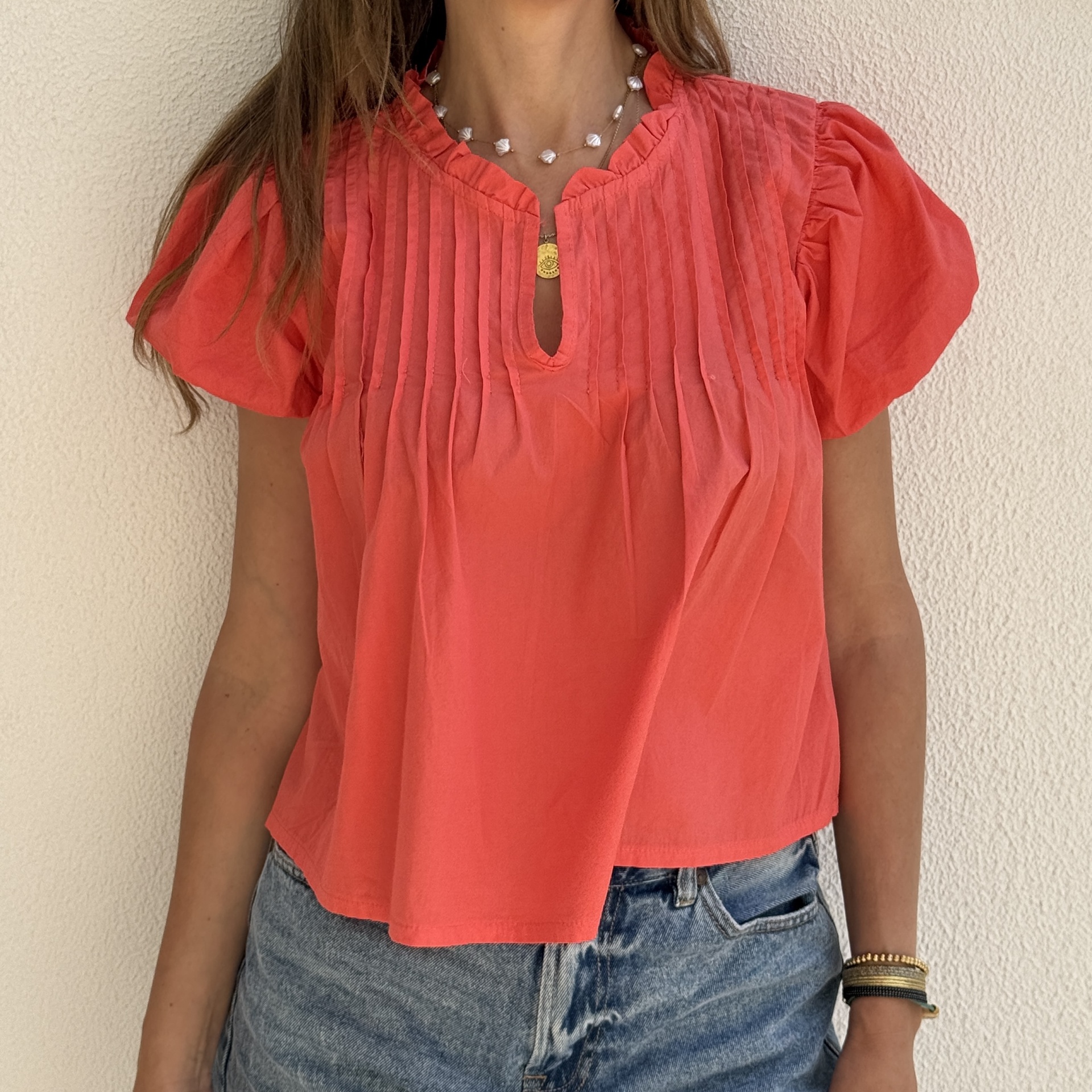Blusa rosa com pregas e manga franzida