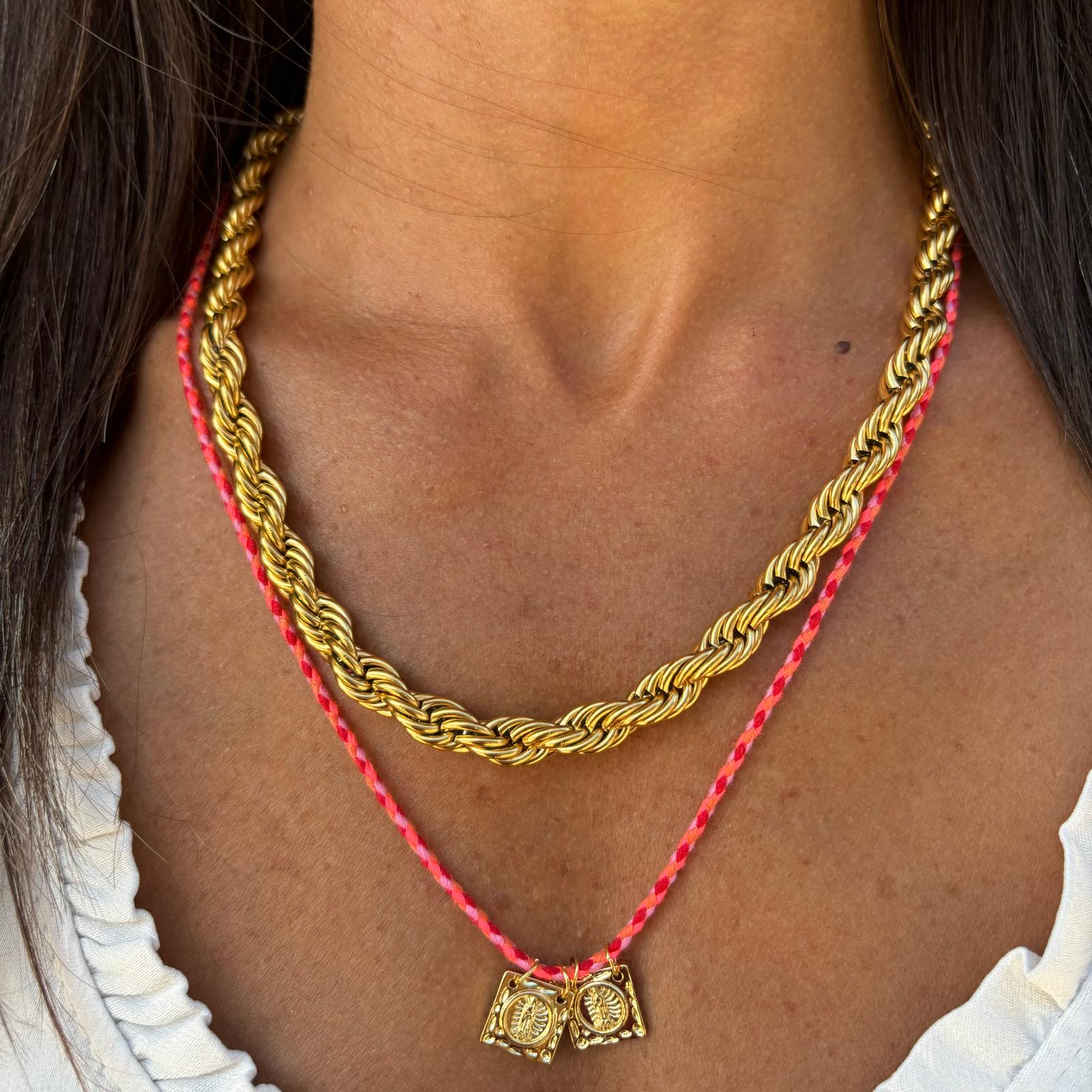 Colar duplo com corrente dourada torcido e cordão vermelho com pendente cubo dourado