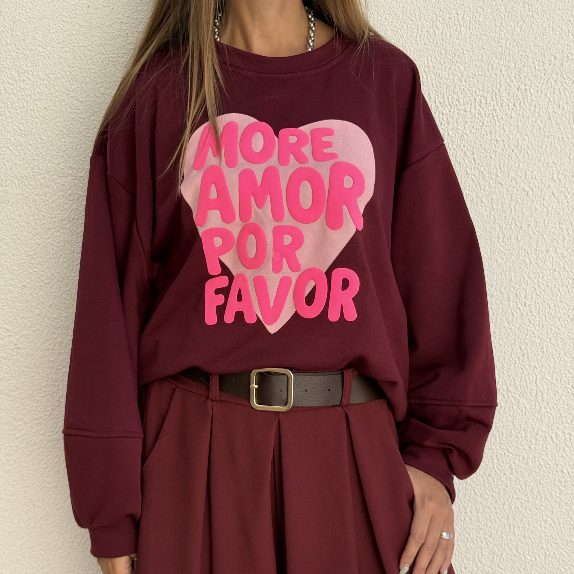 Sweatshirt bordeaux com estampa em coração cor-de-rosa com texto MORE AMOR POR FAVOR