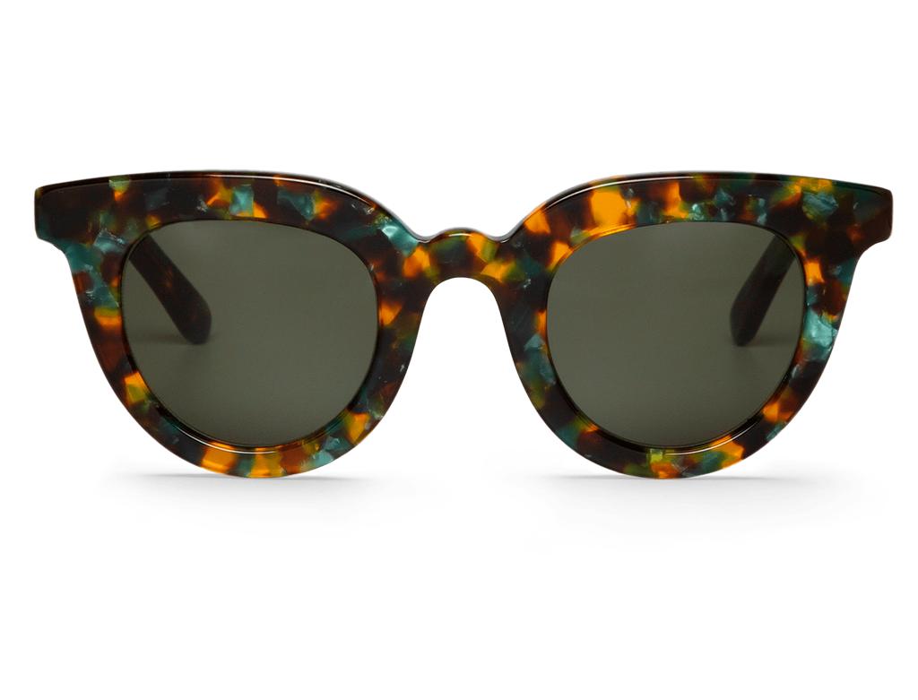 Óculos de sol com armação padrão tartaruga em tons castanho, amarelo e verde e lentes escuras