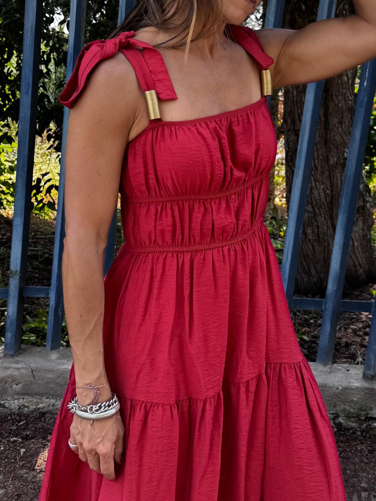 vestido vermelho feminino com alças largas e franzidos em tecido texturizado