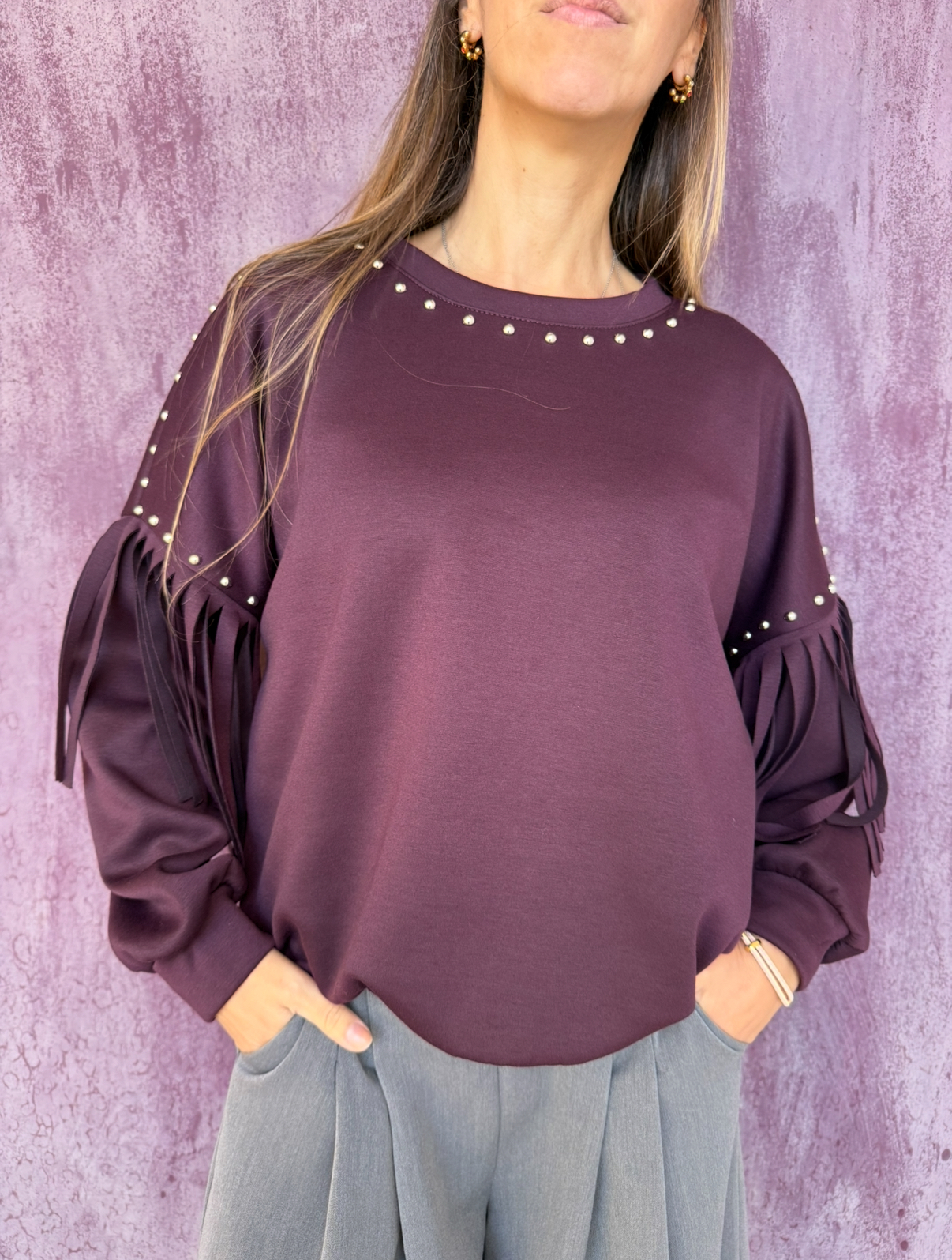 Sweatshirt roxo escuro com franjas e rebites metálicos nas mangas e decote